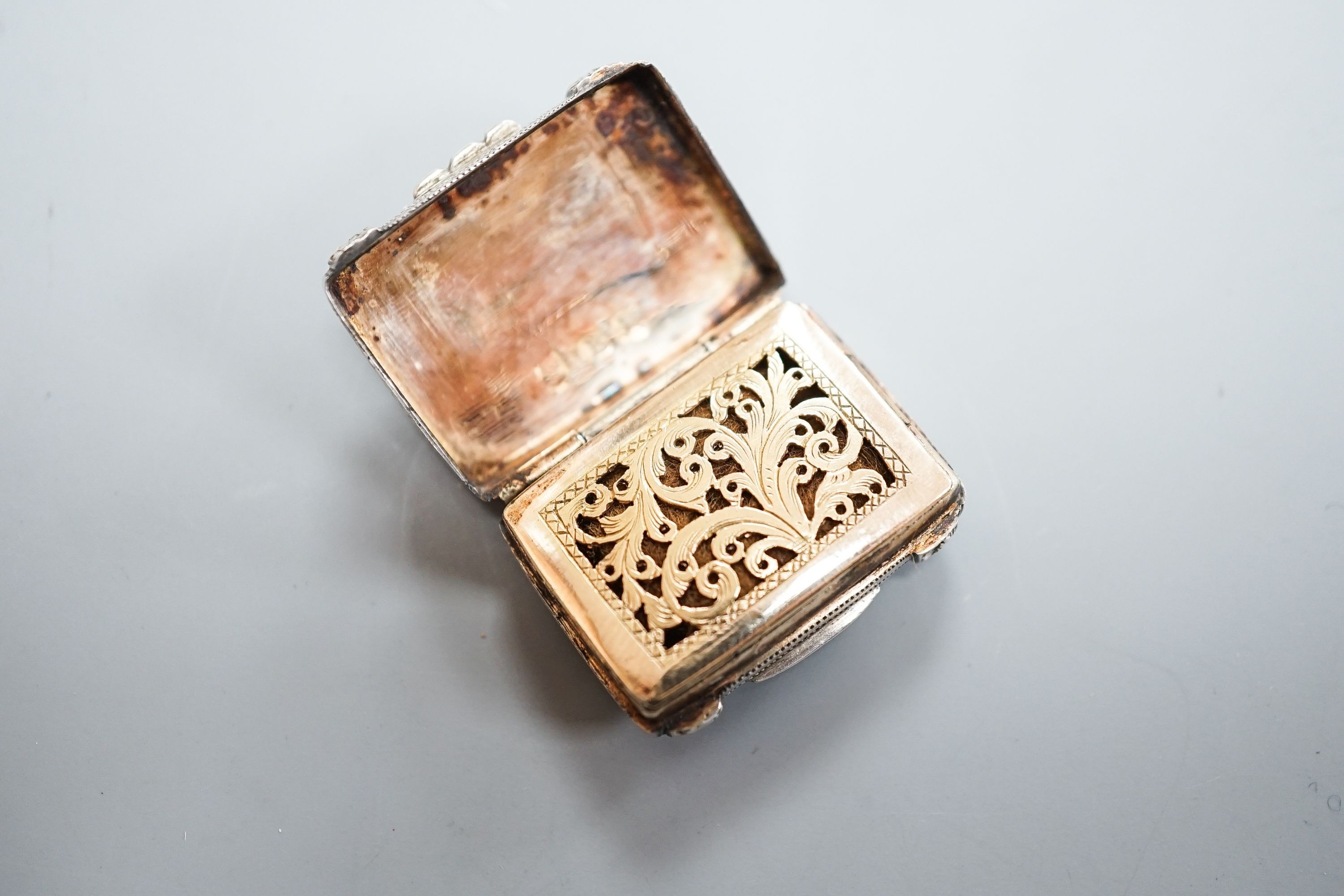 A George IV silver vinaigrette, by John Bettridge, with embossed flower head decoration, Birmingham, 1820, 26mm.
